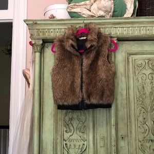 H&M faux fur vest with zipper.